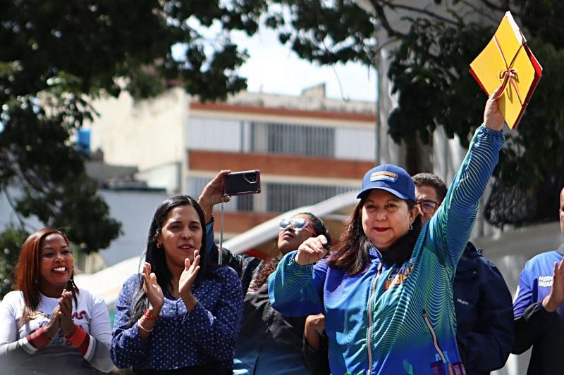 Carmen Meléndez apoya a emprendedores en Caracas con nueva ordenanza