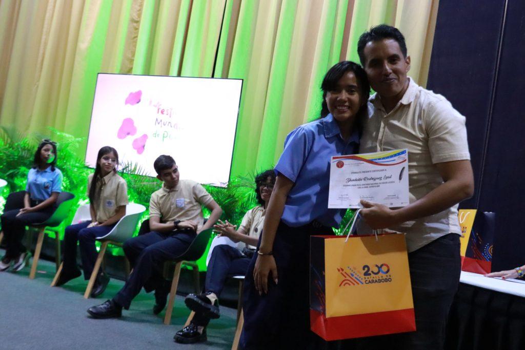 Liceístas poetas celebran el poder transformador de la poesía en concurso nacional