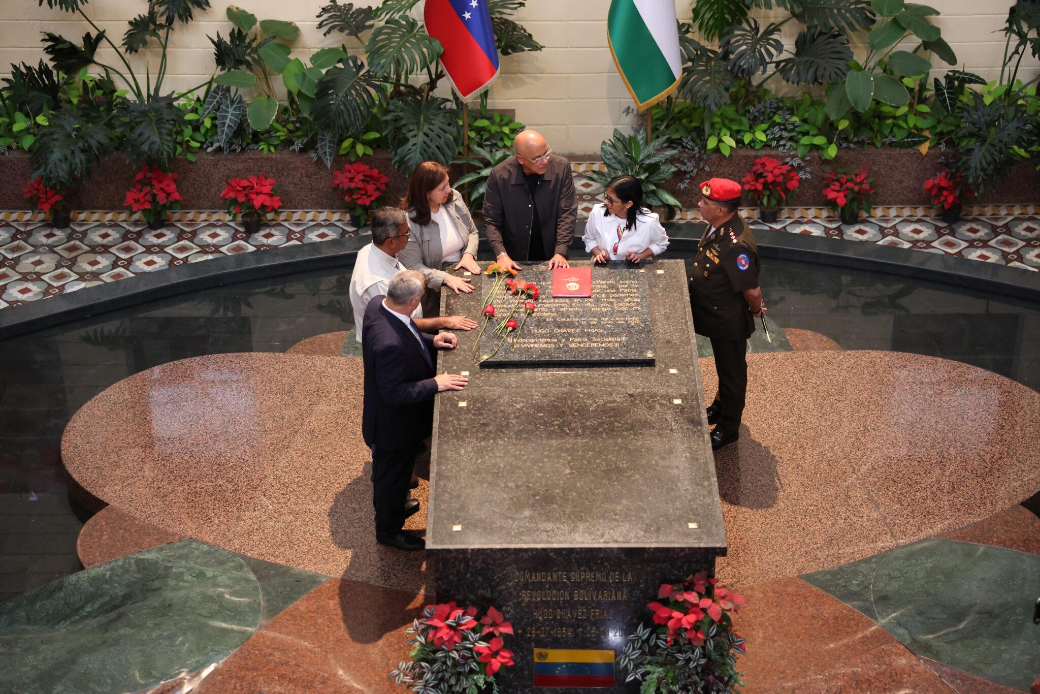 Presidenta encargada Delcy Rodríguez rinde tributo al Comandante Chávez en el Cuartel de la Montaña 4F