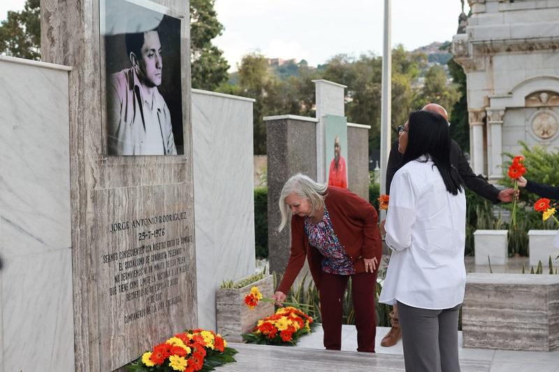 A líderes y mártires de la Revolución Bolivariana rinde honores Delcy Rodríguez Gómez