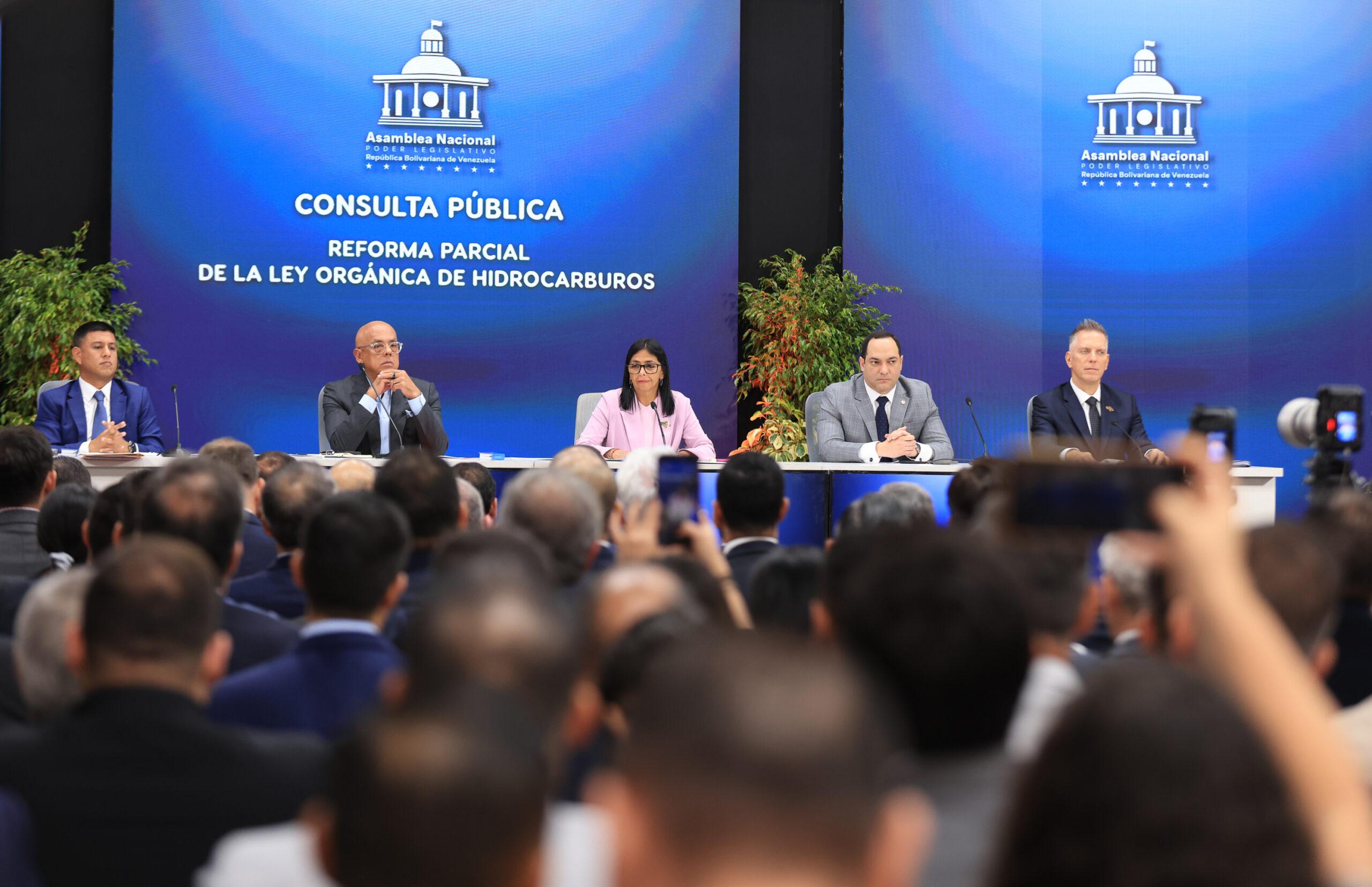 Venezuelan people does not accept orders from any external factor