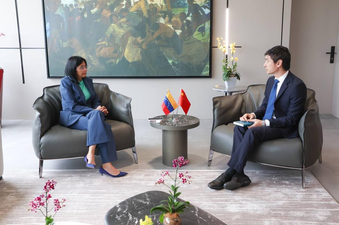Presidenta encargada Delcy Rodríguez se reúne con embajador de China para fortalecer lazos bilaterales