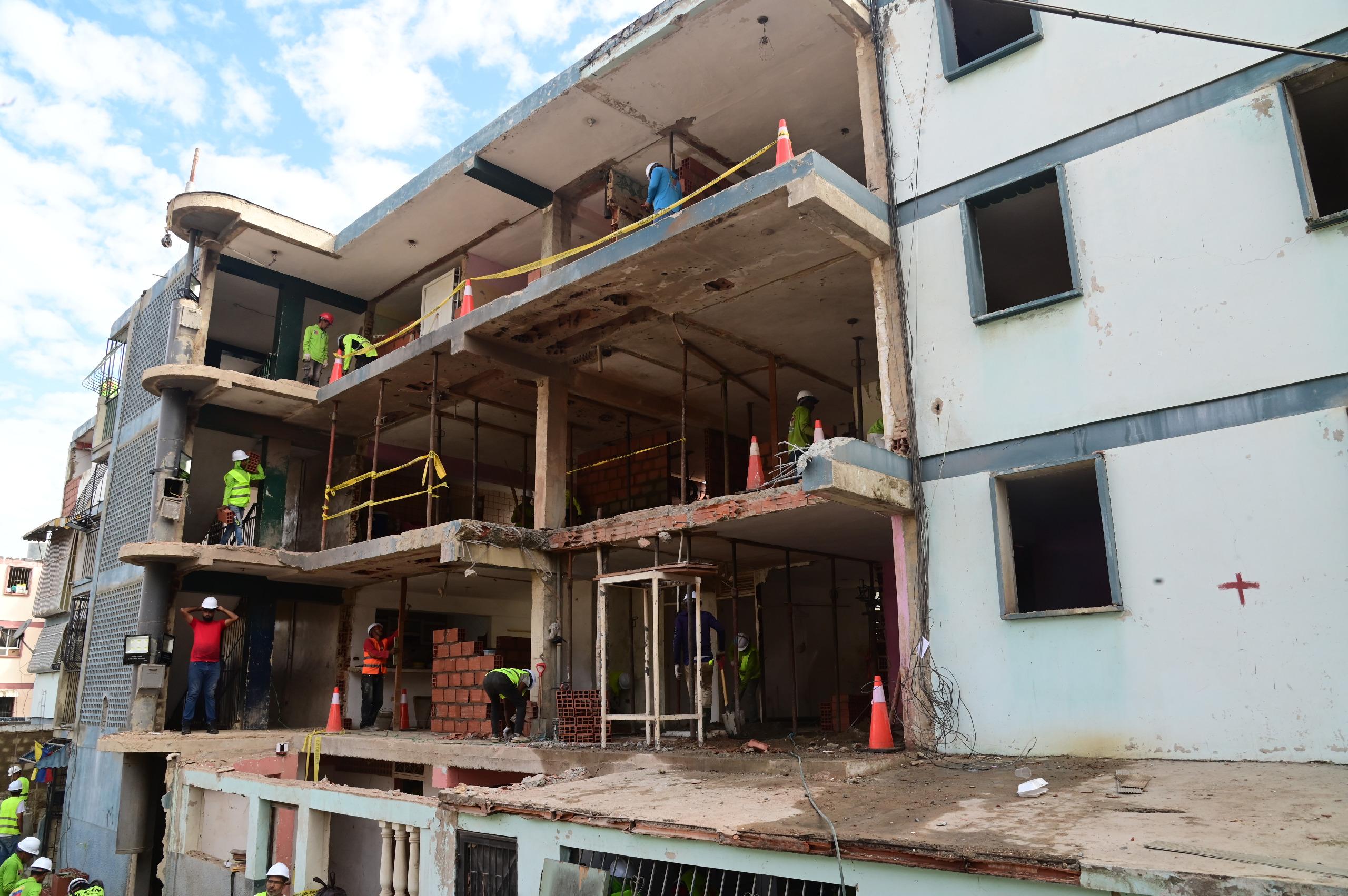 Avanza reconstrucción de edificios afectados por bombardeo de EE. UU. en La Guaira