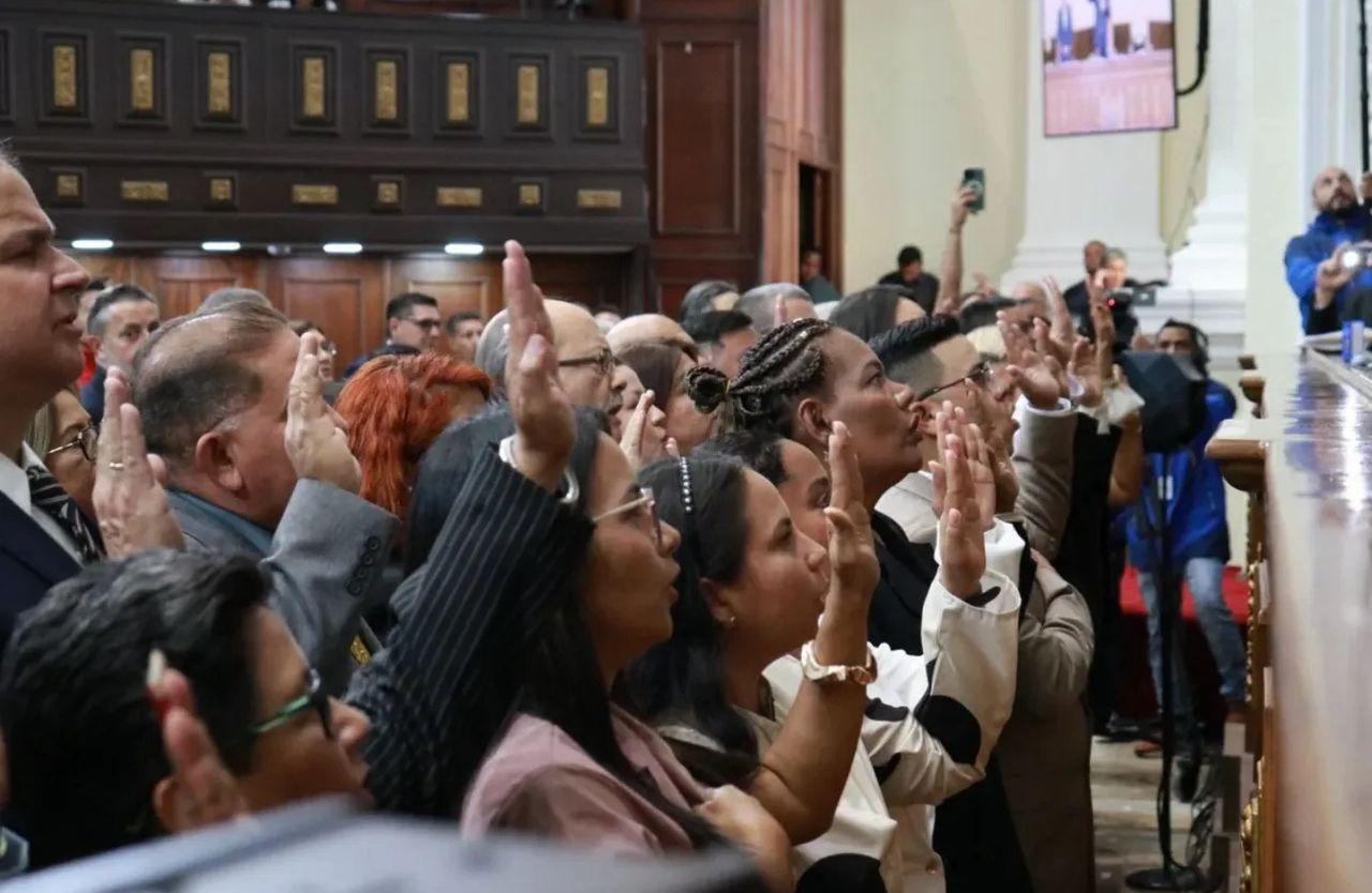 Diputados suplentes prestan juramento ante Directiva del Parlamento