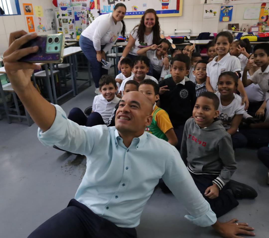 Ministro Héctor Rodríguez rinde homenaje a docentes en su día con emotivo mensaje