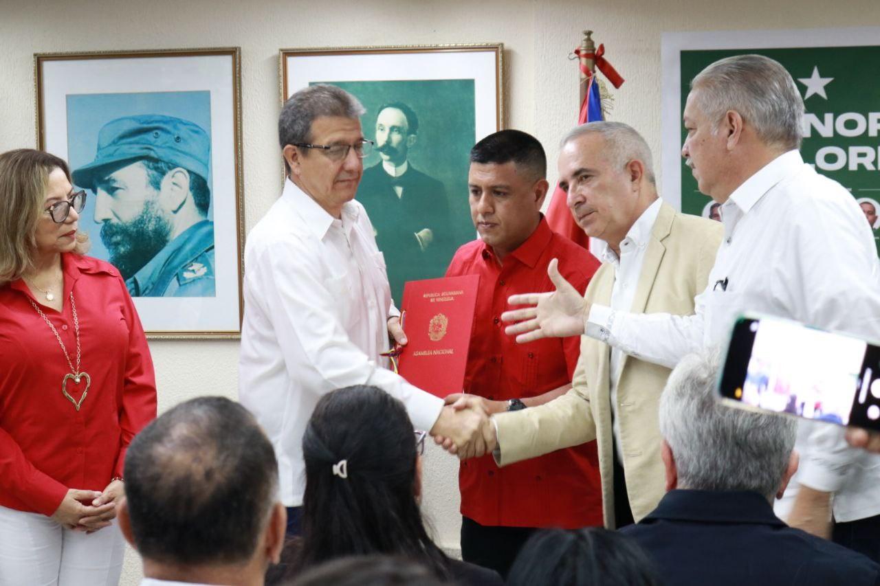 Diputados entregan a embajador de Cuba acuerdo en honor a héroes caídos el 3 de enero