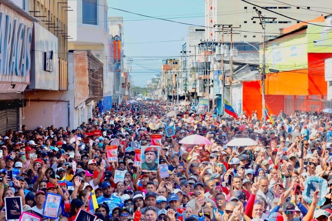 Cumaneses marcharon en defensa del Presidente Nicolás Maduro y la Primera Combatiente Cilia Flores