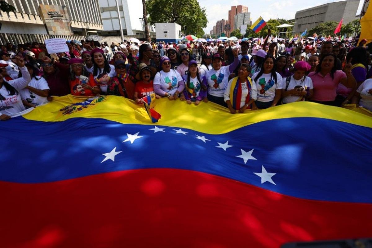 Pueblo movilizado en las calles hasta el retorno del presidente Maduro y Cilia Flores