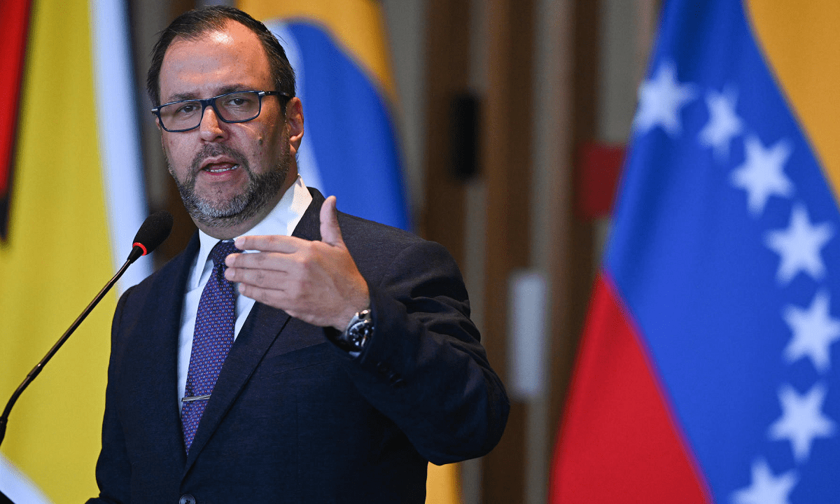 Canciller Gil rechaza injerencia de funcionario peruano y defiende soberanía de Venezuela