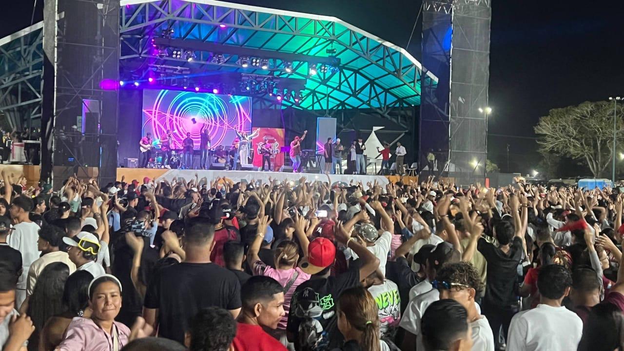 Se desbordó concha acústica en primera noche de conciertos de carnaval