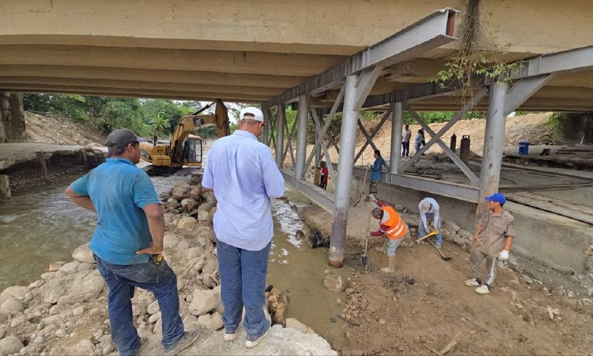 Continúa la rehabilitación del puente sobre el río El Arenoso en Mérida