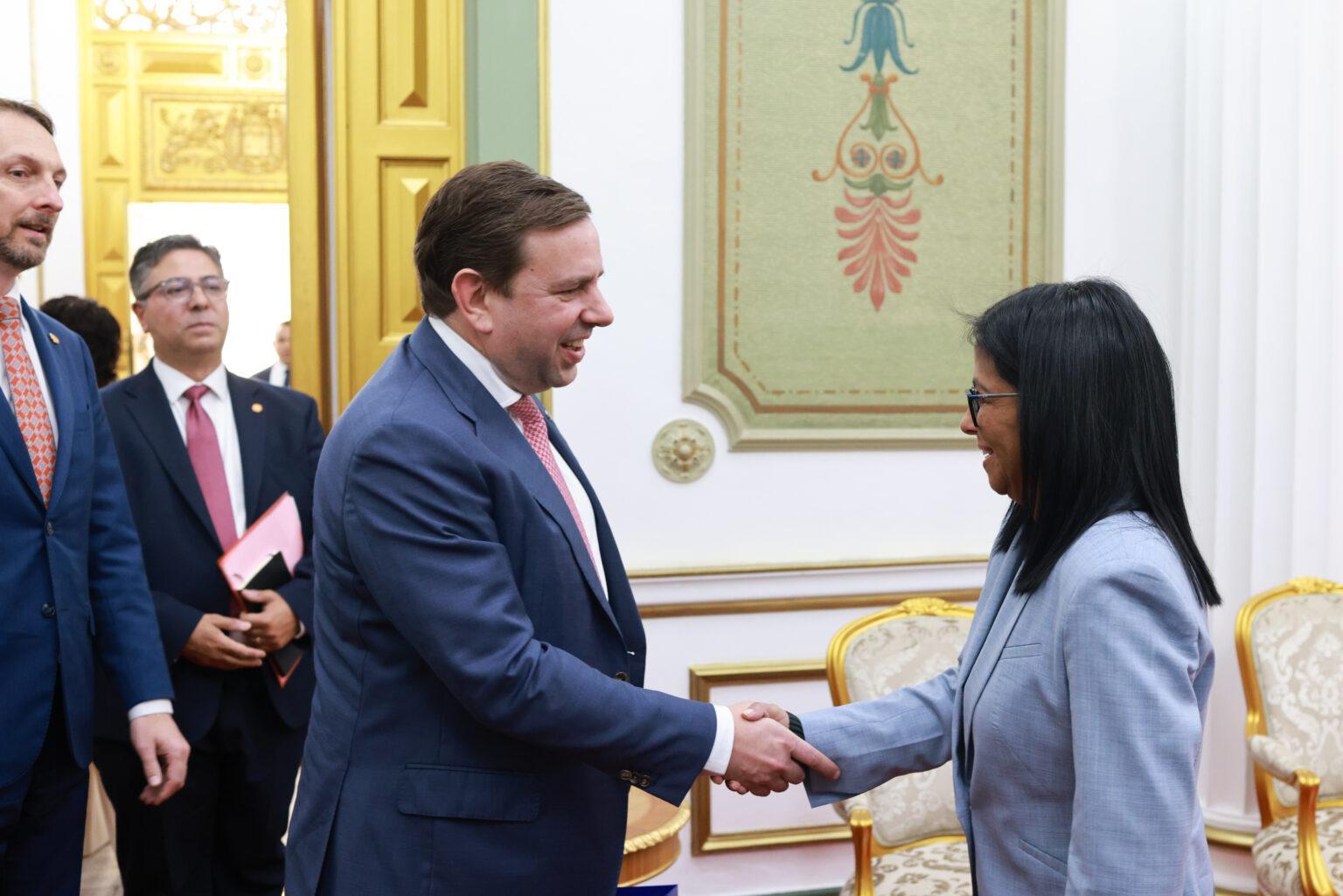 Acting President Delcy Rodríguez meets with Shell representatives