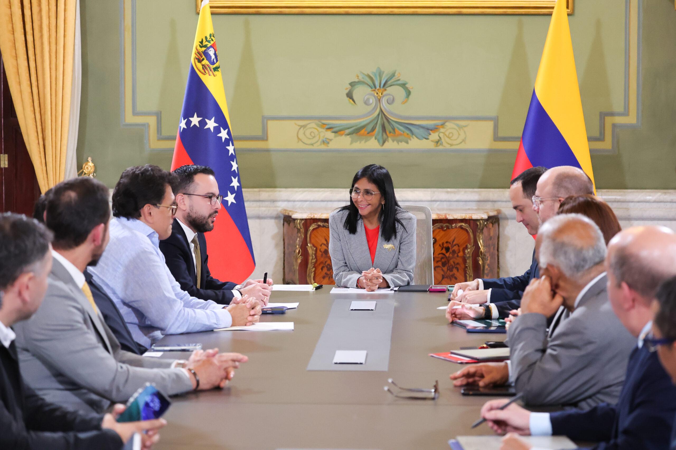 Presidenta (E) Delcy Rodríguez recibe a delegación de la República de Colombia