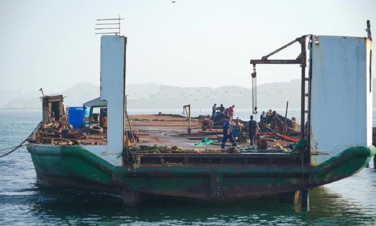 Reflotan ferry Concepción Mariño para sanear la Bahía de Pozuelos