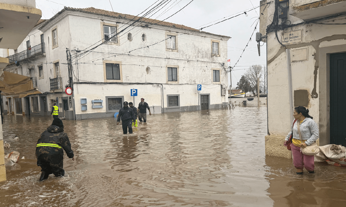 Fuertes lluvias provocan inundaciones y evacuaciones en Portugal