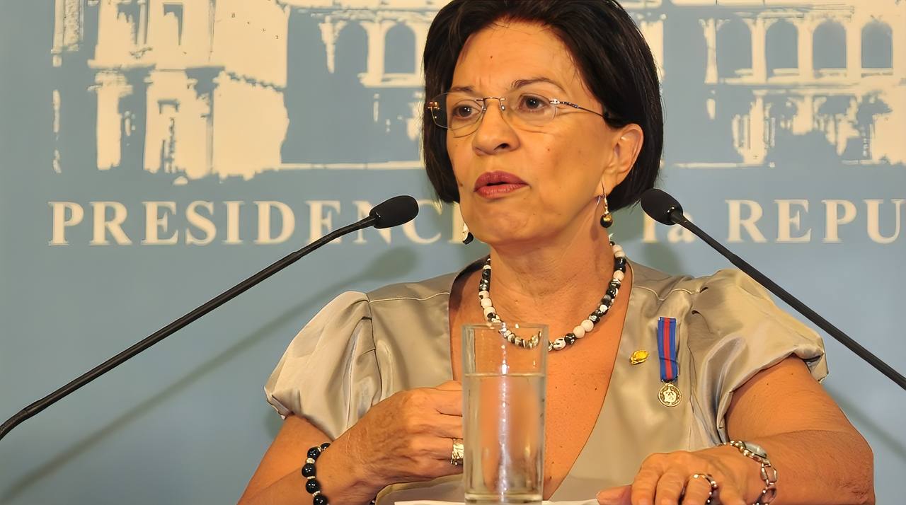 Presidenta (E) Delcy Rodríguez lamenta la partida de Nora Uribe Trujillo