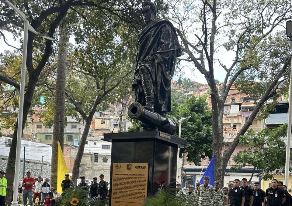 Entregan rehabilitada la Plaza Bolívar de Antímano