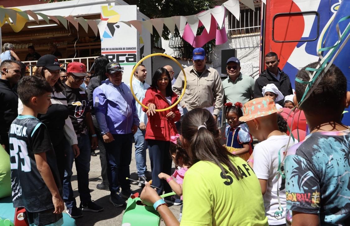 Presidenta (E) Delcy Rodríguez recorre Feria del Campo Soberano en Caracas este sábado