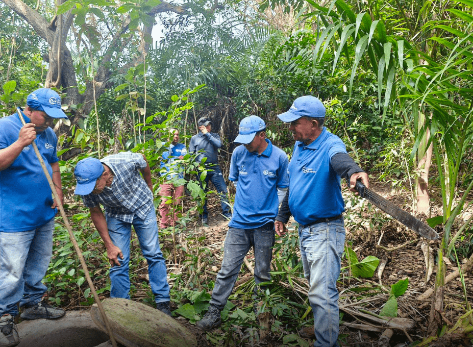Realizan mantenimiento en ductos de aguas servidas aledaños a Laguna de Urao en Mérida