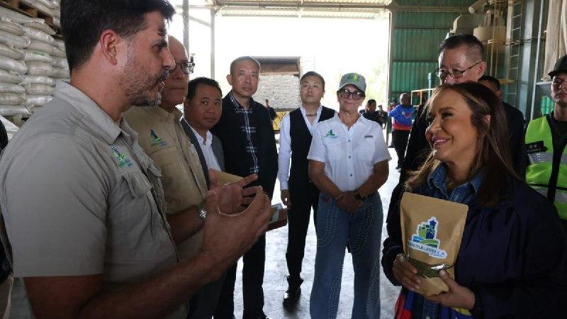 Ministra Coromoto Godoy se reunió con más de 30 empresarios y productores de Portuguesa