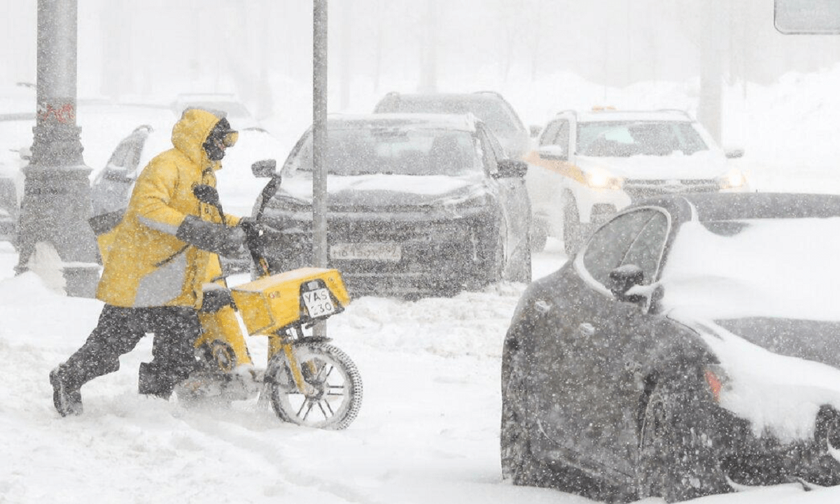 Moscú activa alerta naranja ante una de las mayores nevadas de su historia