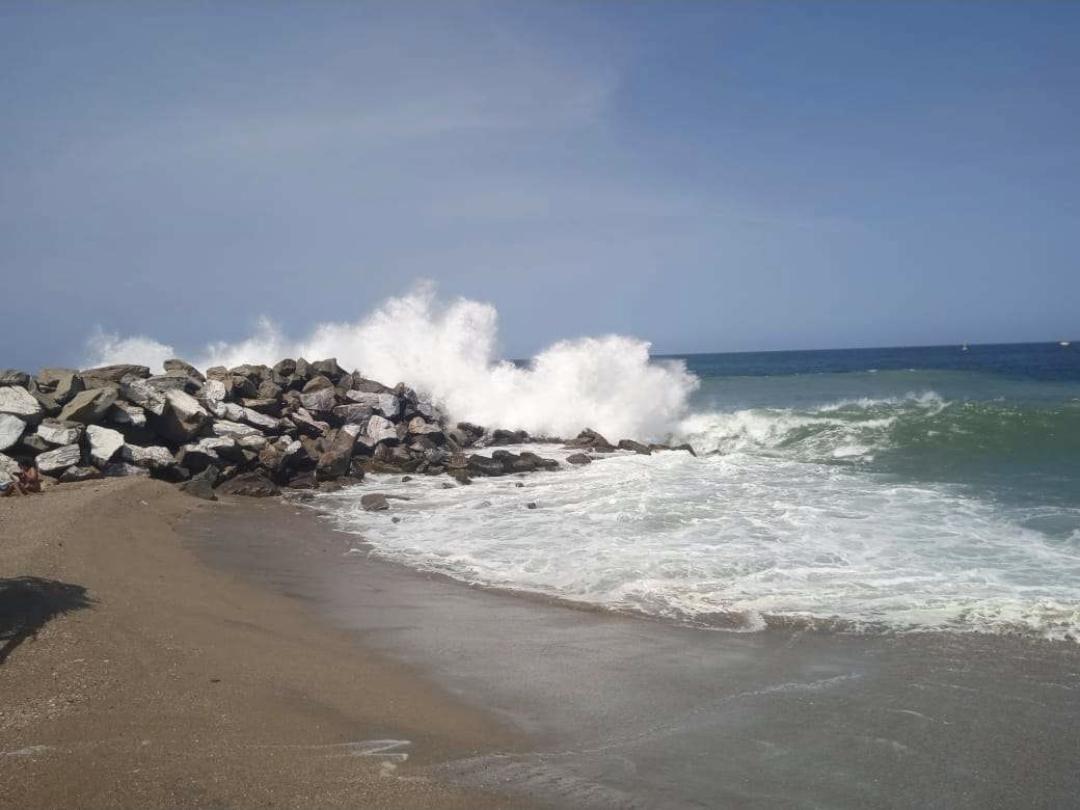 Alerta en La Guaira: Mar de fondo obliga al cierre de playas