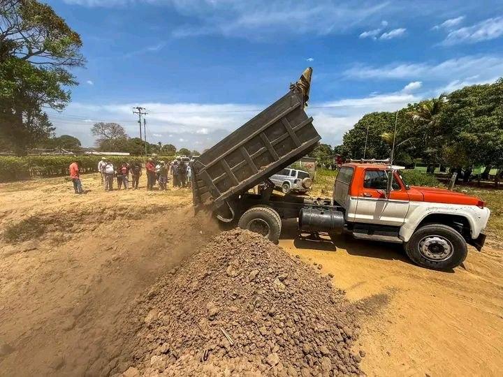 Inició la rehabilitación de vialidad agrícola para fortalecer la producción en Apure