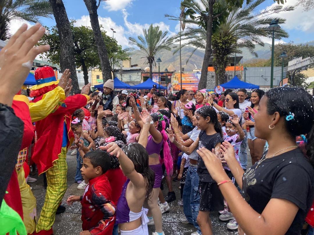Niños y niñas de la parroquia Sucre celebraron los Carnavales Comunitarios de la Paz 2026