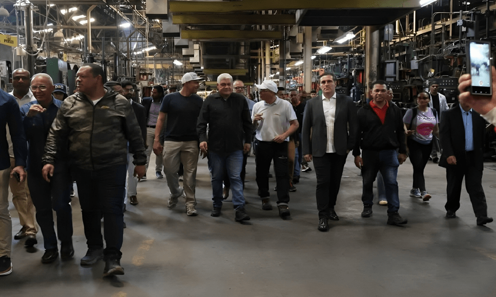 Ministros Piñate y Villegas inspeccionan planta de neumáticos en Carabobo