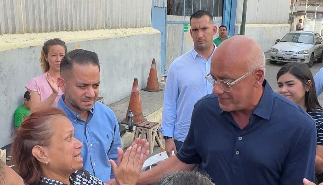 Presidente de la AN Jorge Rodríguez promueve el diálogo con familiares de detenidos en Boleíta