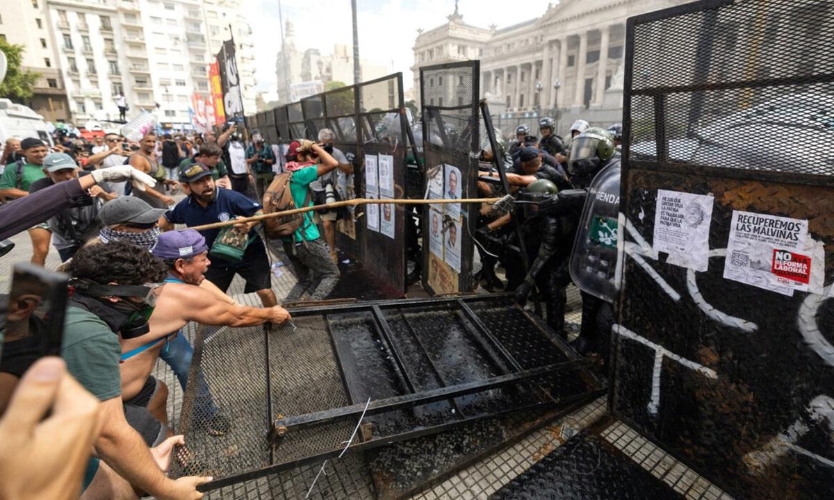 Aumenta tensión social en Argentina por debate de reforma laboral de Milei