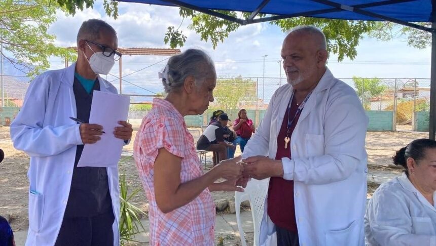 Más de 100 adultos mayores atendidos en jornada integral realizada en San Joaquín