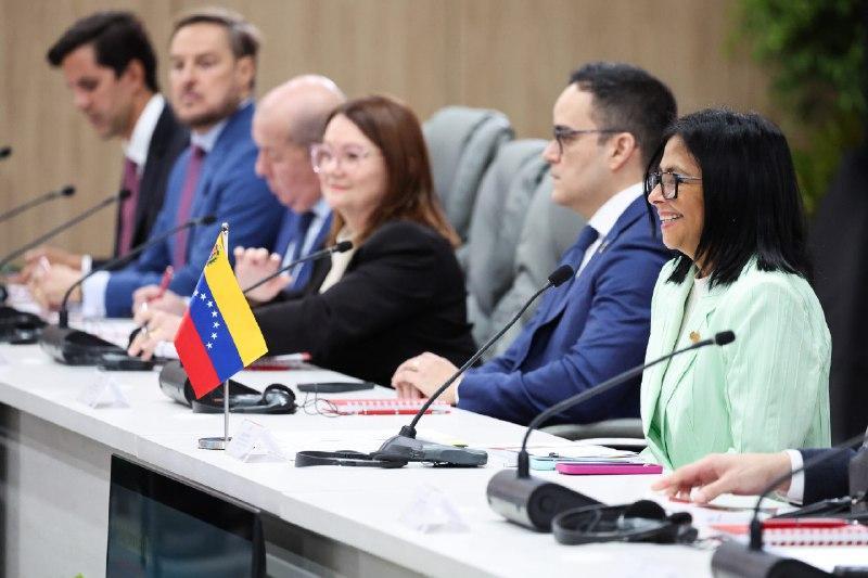 Presidenta (E) Delcy Rodríguez expresó su complacencia por la firma de acuerdos con Shell en materia de gas y de petróleo