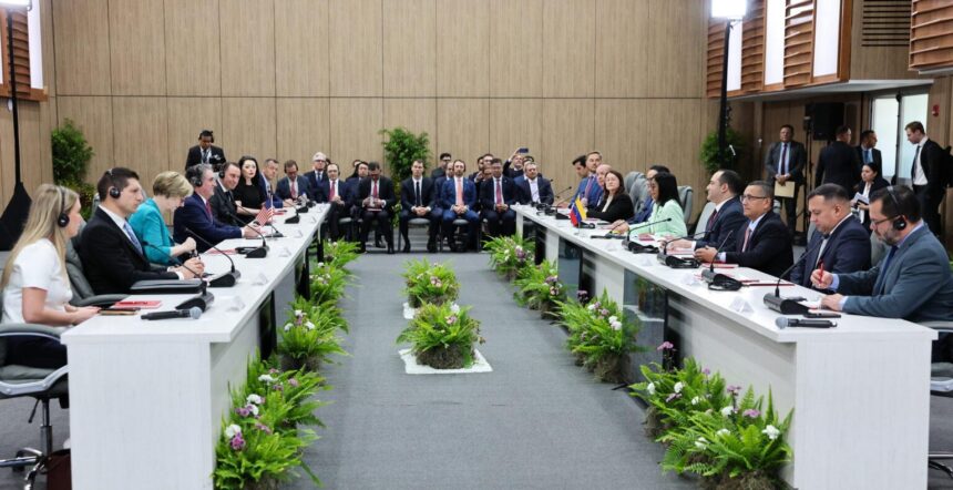 Venezuela recibió al Secretario de Interior de EE.UU y a representantes de la industria petrolera y gasífera