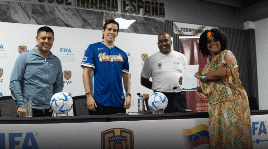 Federación Venezolana de Fútbol entrega material deportivo en escuelas