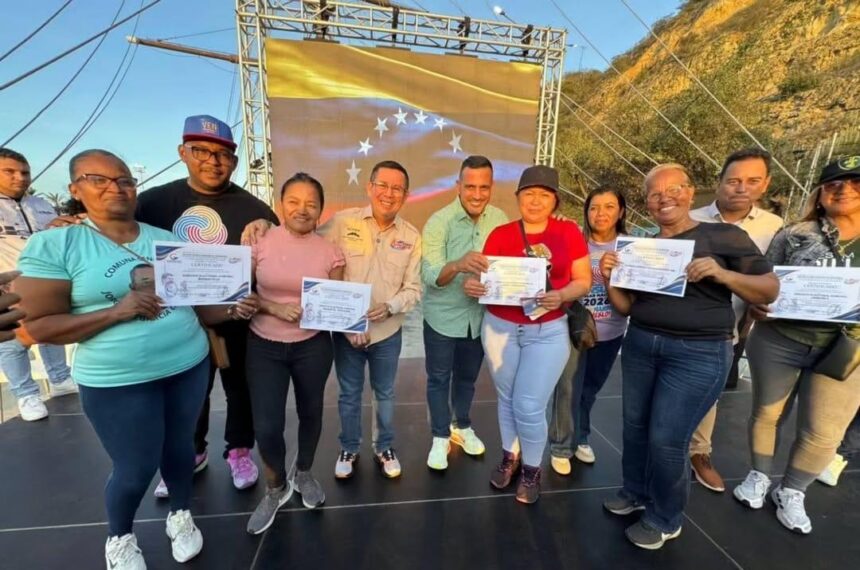 Comuneros de La Guaira reciben financiamiento para proyectos de Consulta Nacional Popular