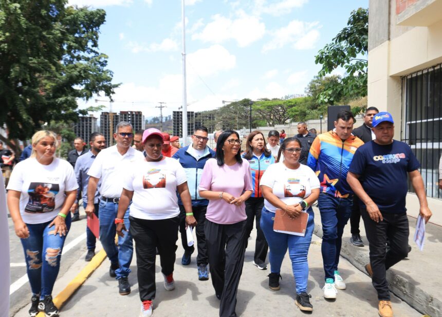 Presidenta (E) Delcy Rodríguez visitó comuna caraqueña con mayor participación en la Consulta Popular del 8M