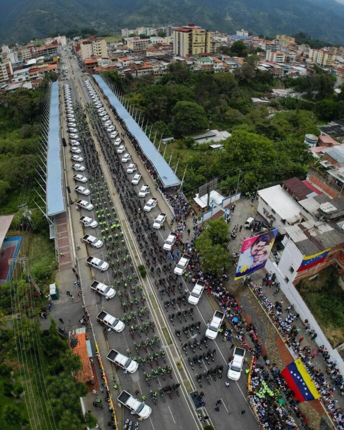 Patrullas, motos y celulares para 240 Cuadrantes de Paz en Mérida
