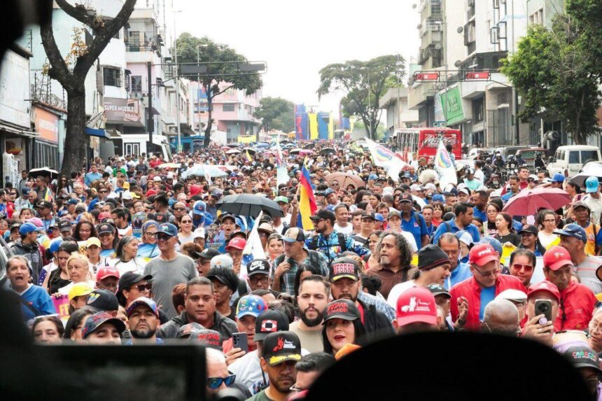 Pueblo venezolano desbordó las calles de Caracas en defensa de la paz y la soberanía