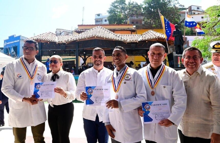 La Guaira condecora a sus médicos en el 240 aniversario del natalicio de Vargas