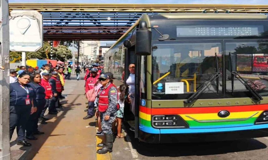 Metrobús activa ruta playera hacia La Guaira para Semana Santa 2026