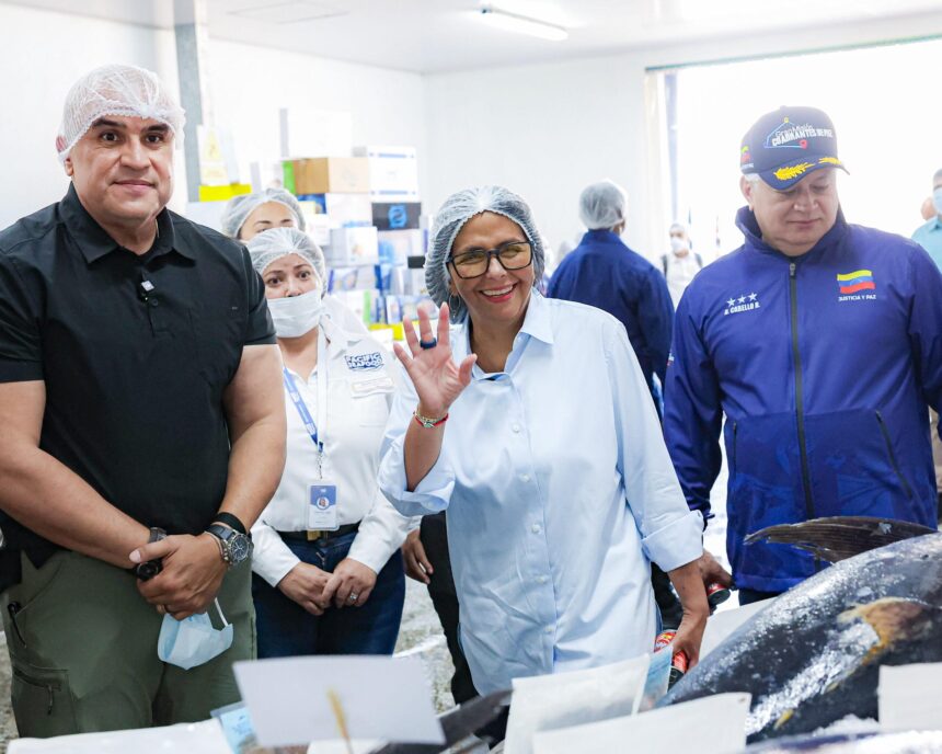 Presidenta encargada visita planta procesadora de pescado en Cumaná