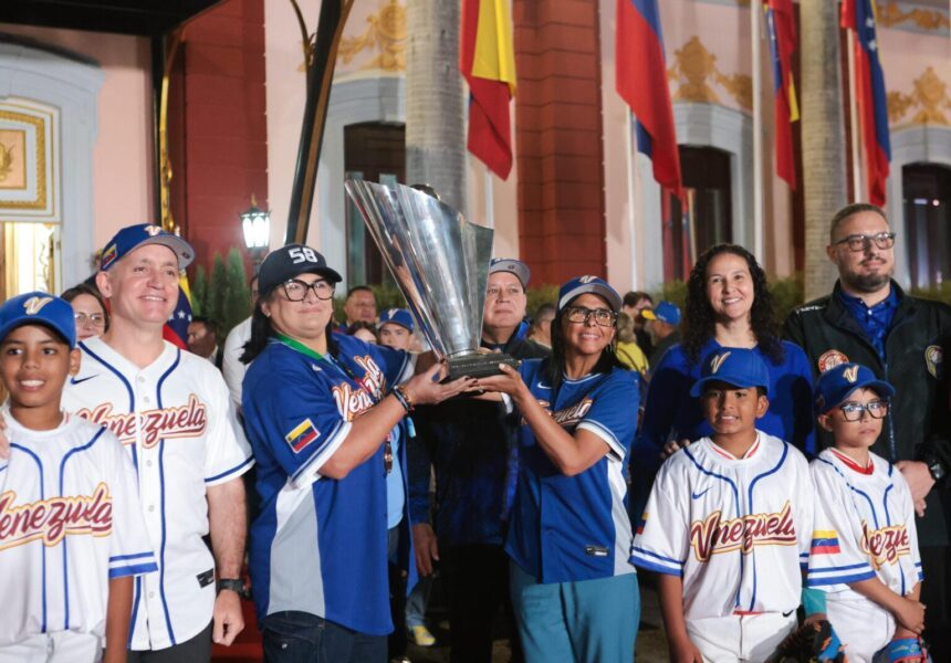 Presidenta (E) Delcy Rodríguez y el pueblo de Venezuela recibieron la Copa del Clásico Mundial de Béisbol 2026