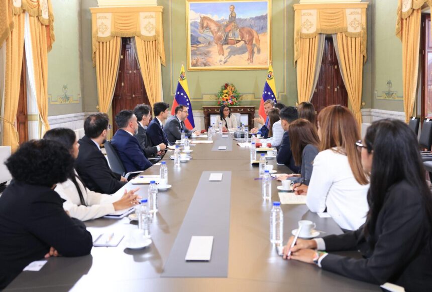 Presidenta (E) Delcy Rodríguez se reunió con misión diplomática que representará a Venezuela en EE.UU