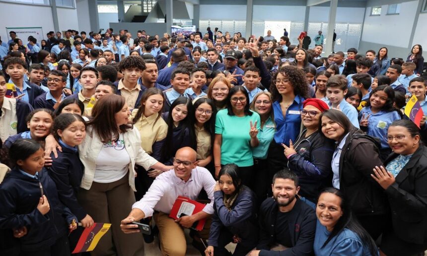Presidenta (E) y estudiantes ligan la victoria de Venezuela en Clásico Mundial de Béisbol