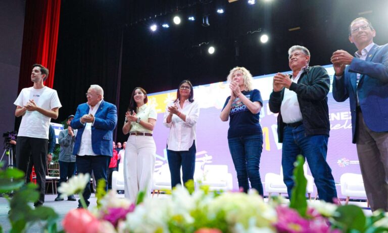 Presidenta (E) Delcy Rodríguez encabeza encuentro con diversos sectores en el Teatro de la Ópera de Maracay