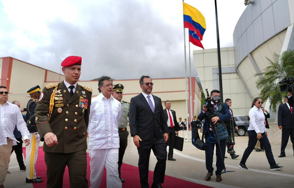 Gustavo Petro llega a Venezuela para reunirse con la presidenta encargada Delcy Rodríguez