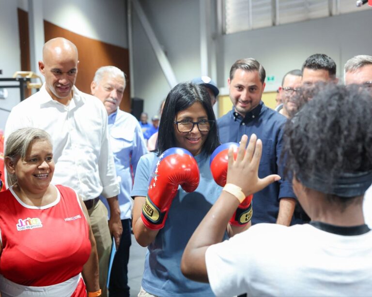 Presidenta (E) Delcy Rodríguez entregó Gimnasio rehabilitado Ramón "Mocho" Navas en Petare