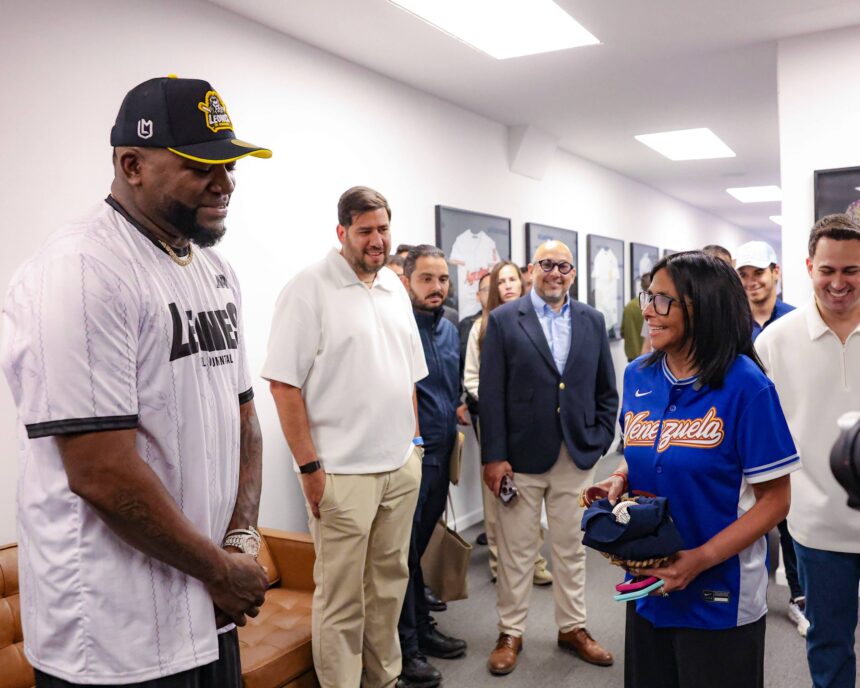 Presidenta (E) Delcy Rodríguez sostuvo encuentro con leyendas del béisbol para lanzamiento de la Liga Monumental