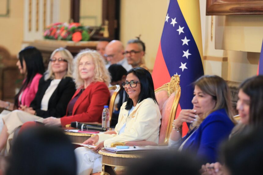 Presidenta (E) Delcy Rodríguez recibió a mujeres de sectores políticos por la paz y la convivencia democrática